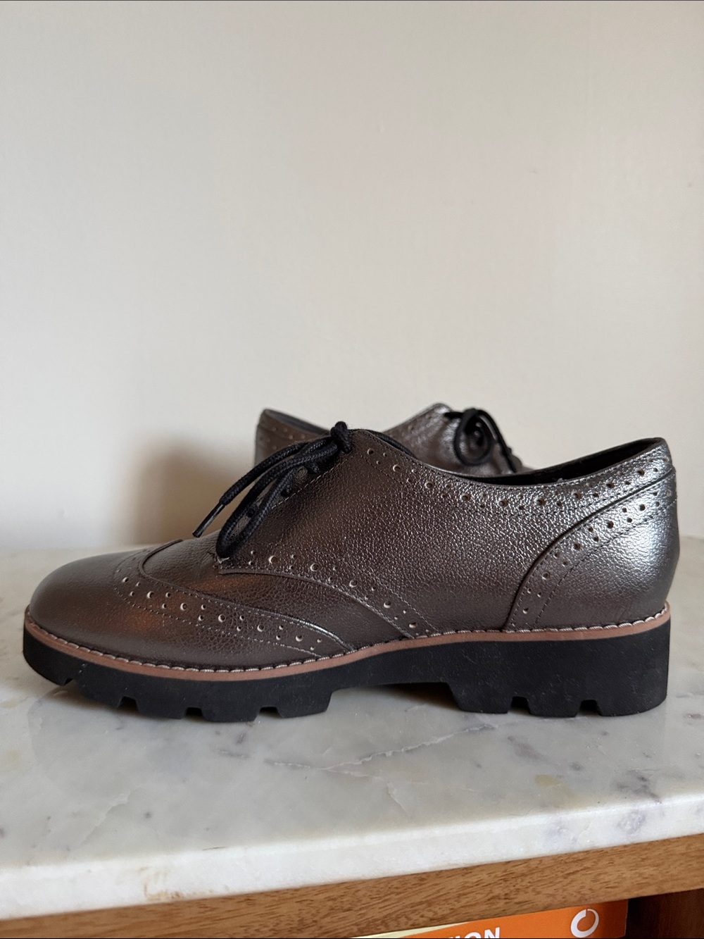 Vionic “Alfina” Women's Metallic Wingtip Derby Oxfords Sneaker Size 7.5 - Picture 4 of 5